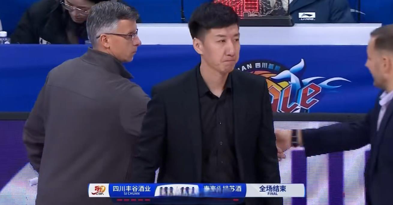 江苏男篮与四川队争夺胜利权益