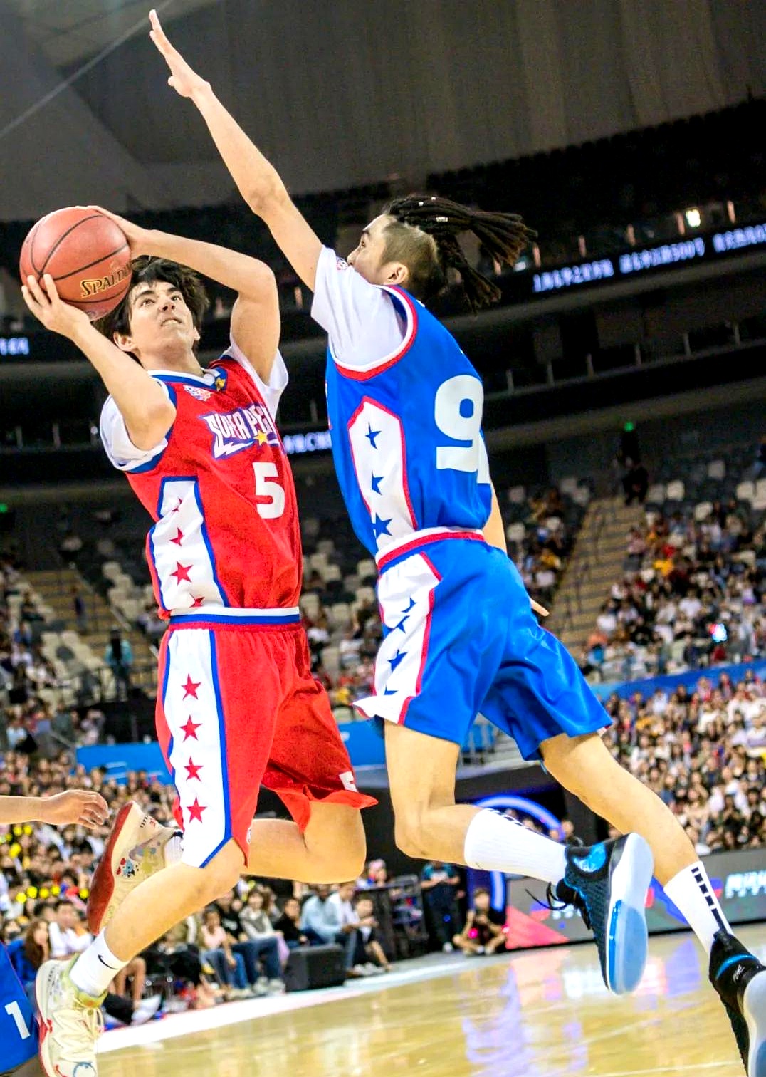 包含篮球比赛擦出激烈火花，球员实力角逐受关注的词条