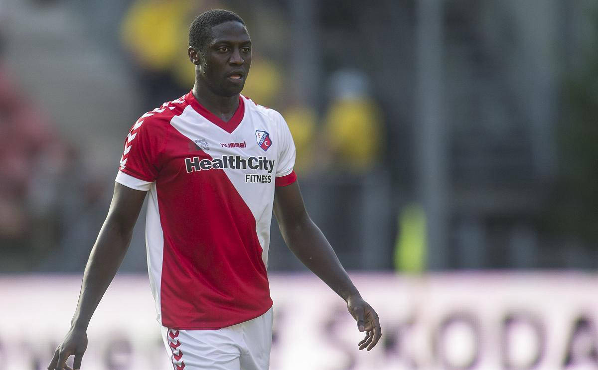 包含阿贾克斯主场告捷，以三战全胜领跑欧冠小组的词条