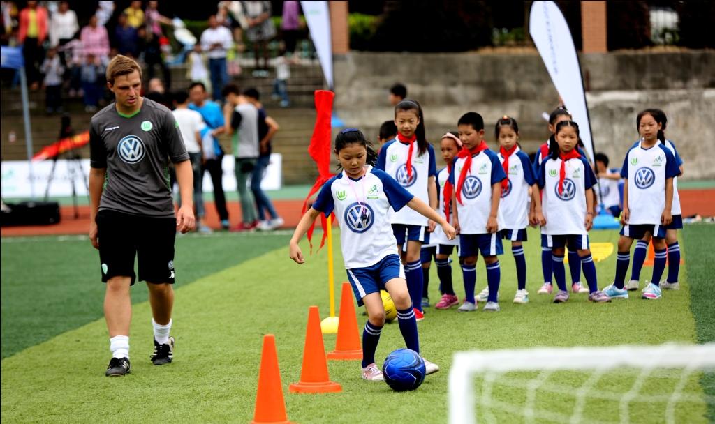 沃尔夫斯堡竞技发展足球学校迎来新生力量 沃尔夫斯堡竞技发展足球学校迎来新生力量
